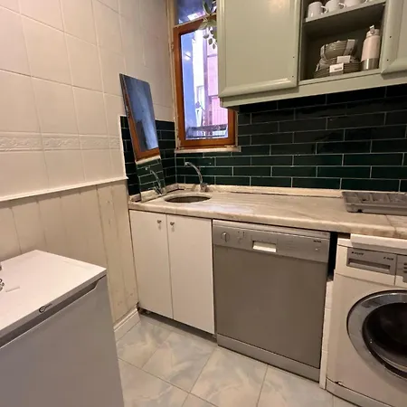 فيلة 3 Story 5 Bedroom With Terrace By Tram اسطنبول